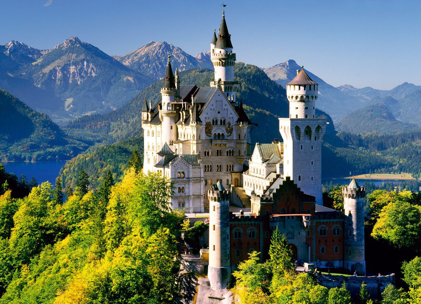 Glänzendes Schloss Neuschwanstein im Sommer