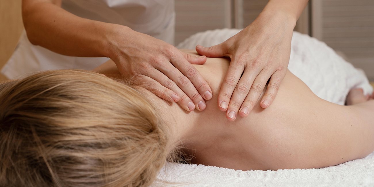 schliessen sie die hande die den rucken der frau massieren